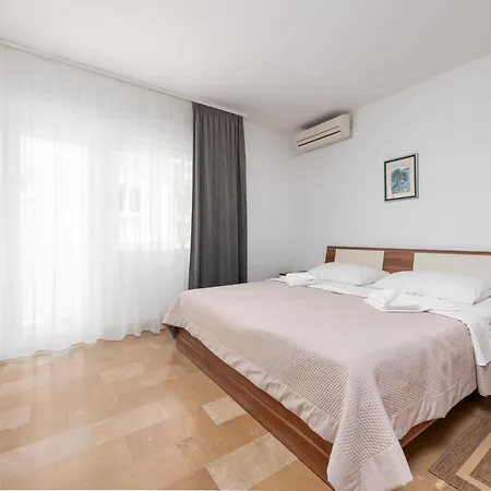 Ivona فندق مبيت وإفطار Baška Voda